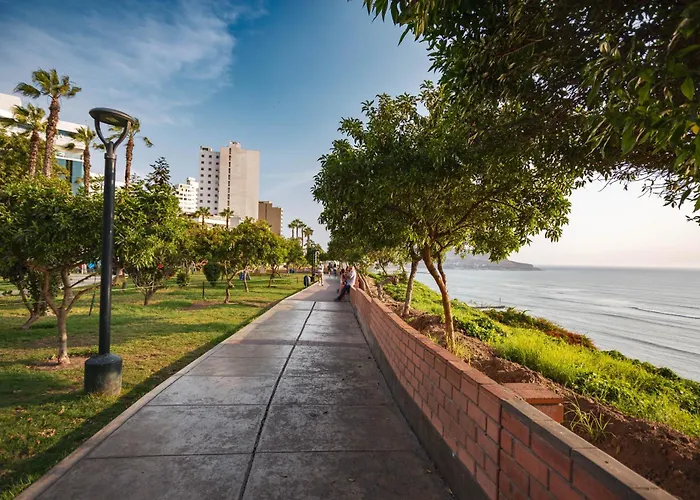 Designer Apt - Downtown Miraflores W/Parking!
